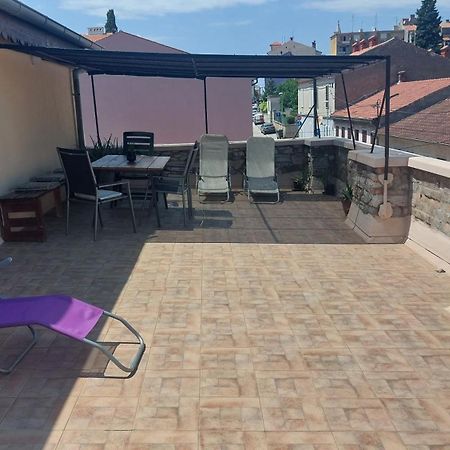 Apartment In Centre With Huge Terace Pula Exterior photo