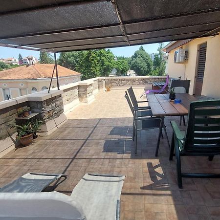 Apartment In Centre With Huge Terace Pula Exterior photo