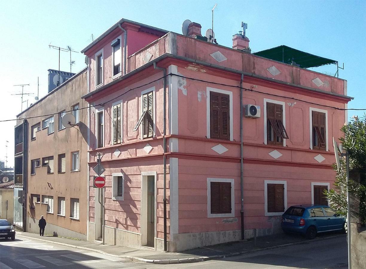 Apartment In Centre With Huge Terace Pula Exterior photo