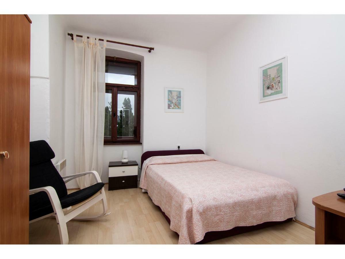 Apartment In Centre With Huge Terace Pula Exterior photo